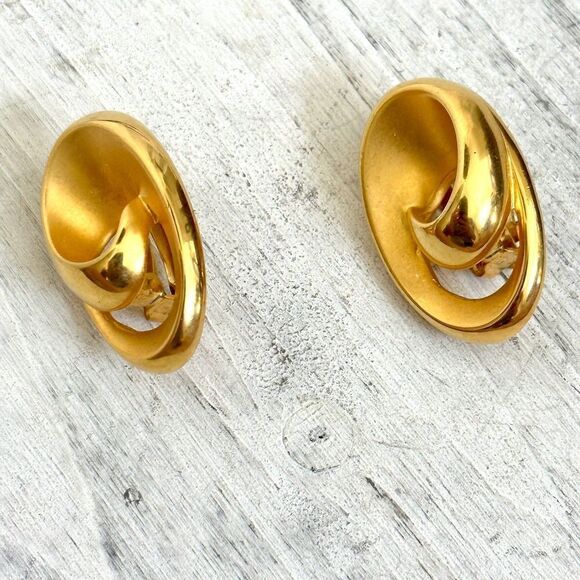 Vintage PEP gold tone clip on earrings - Picture 1 of 9